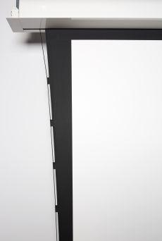 Deckeneinbau-Rollbildwand mit Seilspannsystem